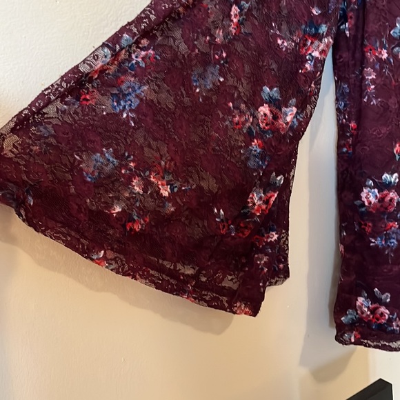 Burgundy blouse, flowered print, laced sleeves, previously owned, good condition - Picture 3 of 3